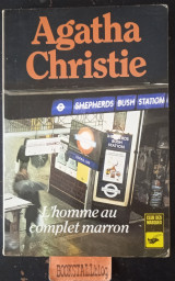 L'homme au complet marron