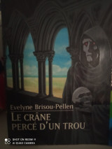 Le crâne percé d un trou