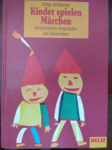 Kinder spielen Märchen